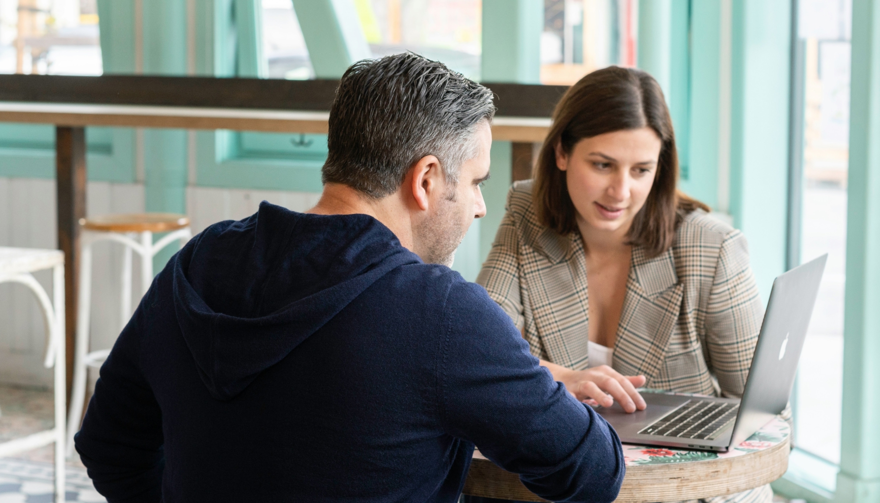 How to Run Effective 1:1 Meetings: A Manager&#039;s Guide